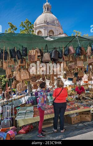 Handtaschenständer am Mercado de Santa Clara, Flohmarkt am Campo de Santa Clara Platz, Nationales Pantheon Dome in der Ferne, Lissabon, Portugal Stockfoto