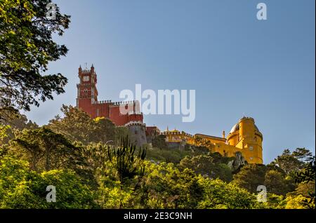 Palacio Nacional da Pena, Blick von der Estrada da Pena, Straße in Sintra Mountains, Lissabon Bezirk, Region Lissabon, Portugal Stockfoto