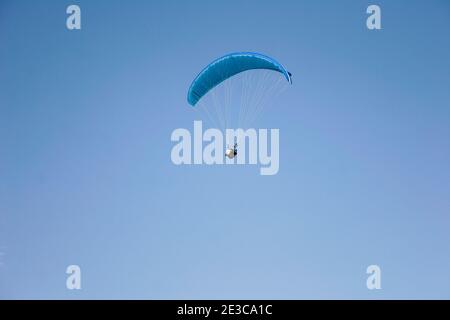 Eingleisiger Gleitschirm, der sich auf dem Landeanflug auf den Calpe Strand in Alicante, Spanien vorbereitet Stockfoto