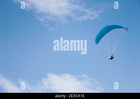 Eingleisiger Gleitschirm, der sich auf dem Landeanflug auf den Calpe Strand in Alicante, Spanien vorbereitet Stockfoto