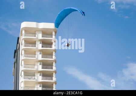 Eingleisiger Gleitschirm, der sich auf dem Landeanflug auf den Calpe Strand in Alicante, Spanien vorbereitet Stockfoto