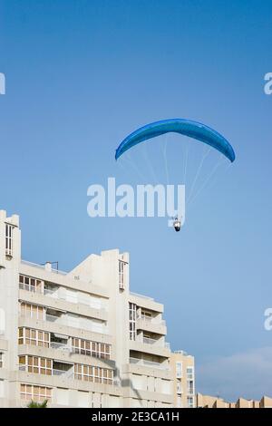 Eingleisiger Gleitschirm, der sich auf dem Landeanflug auf den Calpe Strand in Alicante, Spanien vorbereitet Stockfoto