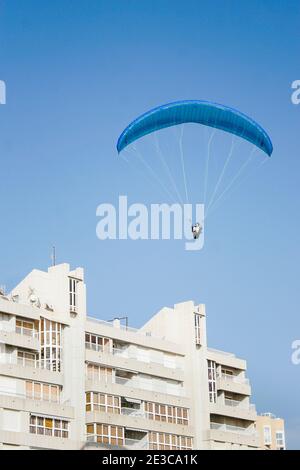 Eingleisiger Gleitschirm, der sich auf dem Landeanflug auf den Calpe Strand in Alicante, Spanien vorbereitet Stockfoto