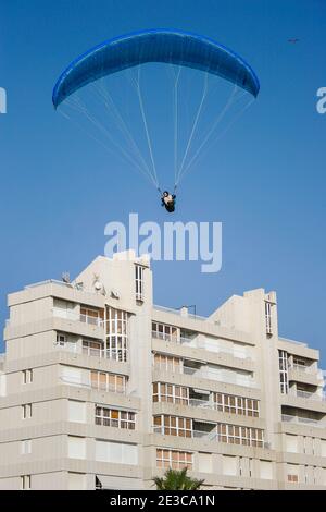 Eingleisiger Gleitschirm, der sich auf dem Landeanflug auf den Calpe Strand in Alicante, Spanien vorbereitet Stockfoto