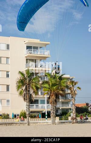 Eingleisiger Gleitschirm, der sich auf dem Landeanflug auf den Calpe Strand in Alicante, Spanien vorbereitet Stockfoto