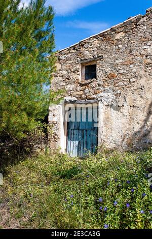 Freistehendes, verlassenes Bauernhaus in den Bergen der Region Tarragona In Spanien Stockfoto