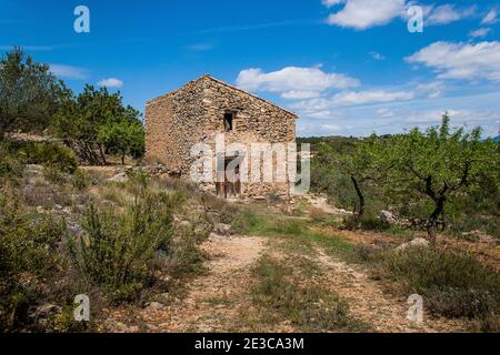 Freistehendes, verlassenes Bauernhaus in den Bergen der Region Tarragona In Spanien Stockfoto