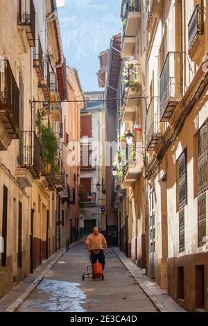 Mann, der Butangasflasche zu einem Stadthaus in der liefert Altstadt Teil von Xativa in der Region Valencia Spanien Stockfoto