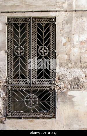 Nahaufnahme des dekorativen antiken schmiedeeisernen Fenstergitters Ein Stadthaus in der historischen Stadt Xativa in der Valencianische Region von Spanien Stockfoto