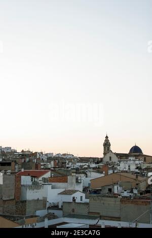 Blick über die Altstadt von Oliva bei Sonnenuntergang im Valencianischen Region Spanien Stockfoto