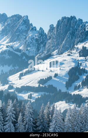 Gipfel von Gastlosen in traumhafter Winterlandschaft Stockfoto