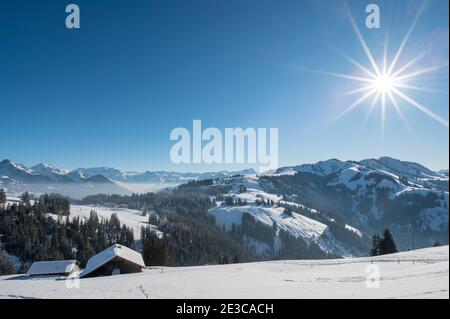 Verträumte verschneite Winterlandschaft am Jaun Pass in den Berner Alpen Stockfoto