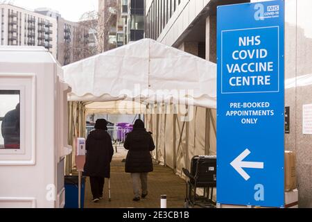 London, Großbritannien. 18. Januar 2021. Die Menschen kommen in ein Impfzentrum im Olympic Office Centre in Wembley, im Nordwesten Londons. Dies ist eines von zehn neuen Covid-Massenimpfzentren, die heute eröffnet werden, und sie schließen sich den sieben an, die im ganzen Land bereits in Gebrauch sind. Bisher haben 3.8 Millionen Menschen in ganz Großbritannien eine erste Dosis erhalten, und die Regierung hofft, dass diese Zahl bis zum 15. Februar auf 15 Millionen steigen wird. Kredit: Stephen Chung / Alamy Live Nachrichten Stockfoto