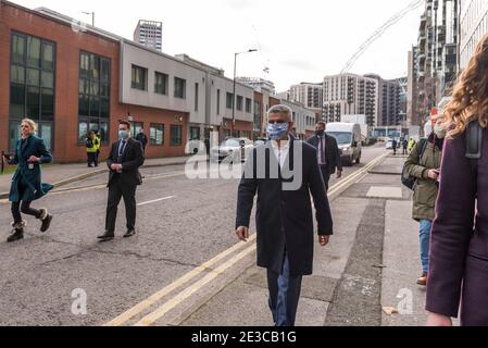 London, Großbritannien. 18. Januar 2021. Sadiq Khan, Bürgermeister von London, kommt zu einem Impfzentrum im Olympic Office Centre in Wembley im Nordwesten Londons. Dies ist eines von zehn neuen Covid-Massenimpfzentren, die heute eröffnet werden, und sie schließen sich den sieben an, die im ganzen Land bereits in Gebrauch sind. Bisher haben 3.8 Millionen Menschen in ganz Großbritannien eine erste Dosis erhalten, und die Regierung hofft, dass diese Zahl bis zum 15. Februar auf 15 Millionen steigen wird. Kredit: Stephen Chung / Alamy Live Nachrichten Stockfoto