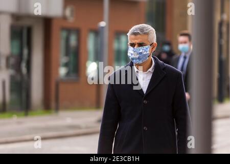 London, Großbritannien. 18. Januar 2021. Sadiq Khan, Bürgermeister von London, kommt zu einem Impfzentrum im Olympic Office Centre in Wembley im Nordwesten Londons. Dies ist eines von zehn neuen Covid-Massenimpfzentren, die heute eröffnet werden, und sie schließen sich den sieben an, die im ganzen Land bereits in Gebrauch sind. Bisher haben 3.8 Millionen Menschen in ganz Großbritannien eine erste Dosis erhalten, und die Regierung hofft, dass diese Zahl bis zum 15. Februar auf 15 Millionen steigen wird. Kredit: Stephen Chung / Alamy Live Nachrichten Stockfoto