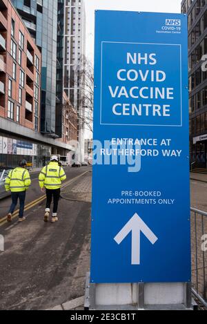 London, Großbritannien. 18. Januar 2021. Schilder leiten die Öffentlichkeit zu einem Impfzentrum im Olympic Office Center in Wembley, im Nordwesten Londons. Dies ist eines von zehn neuen Covid-Massenimpfzentren, die heute eröffnet werden, und sie schließen sich den sieben an, die im ganzen Land bereits in Gebrauch sind. Bisher haben 3.8 Millionen Menschen in ganz Großbritannien eine erste Dosis erhalten, und die Regierung hofft, dass diese Zahl bis zum 15. Februar auf 15 Millionen steigen wird. Kredit: Stephen Chung / Alamy Live Nachrichten Stockfoto