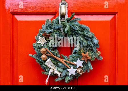 Ein Kranz, der zur Weihnachtszeit an EINER Haustür aufgehängt wird, Lewes, East Sussex, Großbritannien. Stockfoto