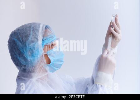 Junge Ärztin mit Medizin in den Händen. Stockfoto