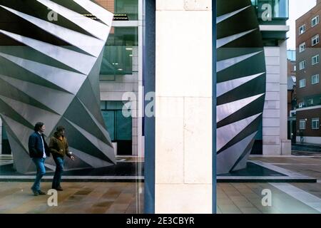 Die Paternoster-Schlote spiegeln sich in EINEM Glasfenster, London, Großbritannien. Stockfoto