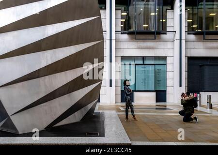 Eine junge Frau, die im Paternoster Vents, London, UK, fotografiert. Stockfoto