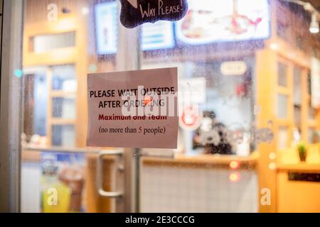 Toronto, Ontario, Kanada. Januar 2021. Schilder am Restaurantfenster mit Anweisungen für Kunden, nach der Bestellung wegen der COVID-19-Pandemie draußen zu warten. Quelle: Shawn Goldberg/SOPA Images/ZUMA Wire/Alamy Live News Stockfoto