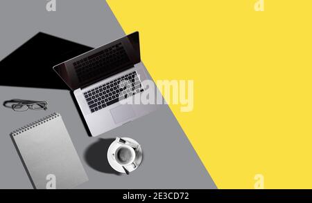 Designer-Schreibtisch Ansicht mit Computer, Grafik-Tablet Farbpalette, Notebook, Tasse. Flach liegend, Blick von oben. Kreativer professioneller Arbeitsplatz. Farben Stockfoto