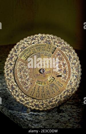29 Apr 2011 Vintage-Großes Vintage Messing 100 Jahreskalender 1943- 2064 Perpetual Calendar Handgeschnitzt In Indien Stockfoto
