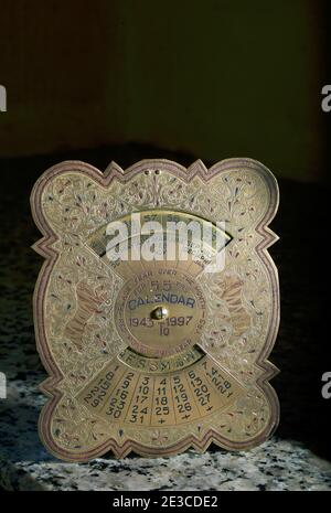 29 Apr 2011 Vintage-Large Vintage Brass 100 Jahreskalender 1943-1997 Perpetual Calendar Handgeschnitzt In Indien Stockfoto