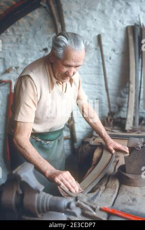 1982 Kelham Island Industrial Museum 1982 EIN kleiner Mester (selbständiger Arbeiter oder Handwerker), der an einer Sense-Klinge arbeitet. Der Mann demonstriert das Schärfen einer Sense-Klinge im Kelham Island Industrial Museum, das gerade in einem der ältesten Industriegebiete von Sheffield South Yorkshire England GB UK Europe eröffnet wurde Stockfoto