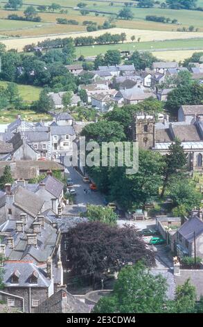 1984 das Dorf von Castleton in Derbyshire blickt auf das Schloss Street Cross Street und St Edmond's Church in Castleton Village Das ist der Blick vom Peveril Castle Derbyshire Peak District National Park Derbyshire England GB Großbritannien Europa Stockfoto