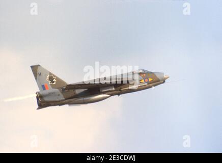 1976 RAF Finningley Air Display Airshow 1976 Jet Fighter Flugzeug, ein englischer Electric Lightning XR720 fliegen über RAF Finningley Flugplatz Doncaster South Yorkshire England GB Europa Stockfoto