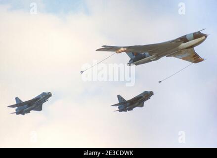 1976 RAF Finningley Air Display Airshow 1976 Two Jet Fighter Flugzeuge, zwei englische elektrische Blitze und ein RAF Handley Page Victor K2 Betankungsflugzeug, das über den Flugplatz Finningley Doncaster South Yorkshire fliegt England GB Europa Stockfoto