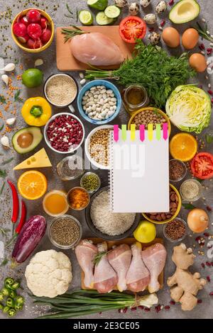 Konzept Ernährung und ausgewogene Ernährung. Set von verschiedenen Produkten auf einem grauen Betongrund Stockfoto