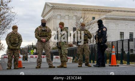 Washington, DC, Washington D.C, USA. Januar 2021. Mitglieder der Polizei von D.C., der Polizei des US-Kapitols und der Nationalgarde bewachen den Eingang zum Gelände des US-Kapitols vor der Einweihung von Joe Biden. Kredit: Dominic Gwinn/ZUMA Wire/Alamy Live Nachrichten Stockfoto