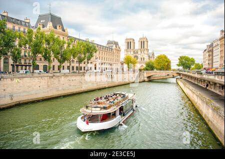 Ausflugsboot auf der seine, vorbei an der Île de la Cité und dem Quartier Latin, mit der Kathedrale Notre Dame im Blick, Paris, Frankreich Stockfoto