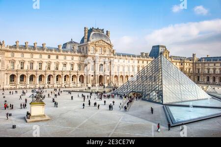 Der Louvre-Innenhof mit Ming Pei's Pyamid, Paris, Frankreich Stockfoto