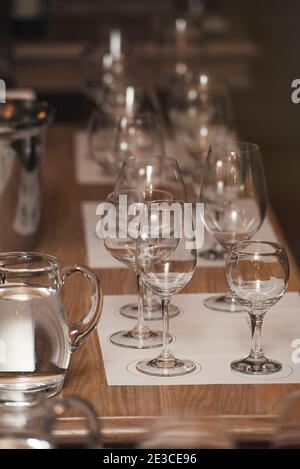 Viele verschiedene Weingläser bei der Weinprobe Stockfoto