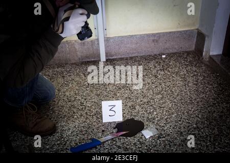 Tatort, Mord, Untersuchung, blutige Spur auf dem Asphalt, laufende Ermittlungen, Kamera von Sachverständigen des Mordes Stockfoto