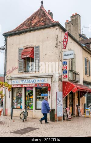 Ein kleiner französischer Tabac, ein Tabakladen und Zeitungsladen, in Nuits St Georges, Frankreich. Stockfoto