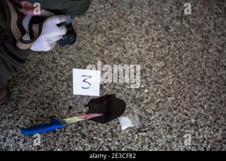 Tatort, Mord, Untersuchung, blutige Spur auf dem Asphalt, laufende Ermittlungen, Kamera von Sachverständigen des Mordes Stockfoto