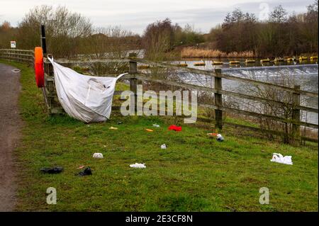 Slough, Berkshire, Großbritannien. Januar 2021. Gestern war es ein sehr geschäftiges Tag für Wanderer, die ihre Übungen am Jubilee River machen. Leider ließen viele Menschen Müll verstreut auf dem Boden liegen, anstatt ihren Müll mit nach Hause zu nehmen. Abfall und fliegendes Kippen in der Gegend waren während der Covid-19 Lockdown merklich schlimmer. Quelle: Maureen McLean/Alamy Stockfoto