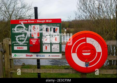 Slough, Berkshire, Großbritannien. Januar 2021. Graffiti wurde auf neu installierte Notschilder neben dem Wehr am Jubilee River in Slough gesprüht. Die Graffiti-Menge in der Umgebung war während der Covid-19-Sperre merklich schlechter. Quelle: Maureen McLean/Alamy Stockfoto