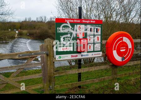 Slough, Berkshire, Großbritannien. Januar 2021. Graffiti wurde auf neu installierte Notschilder am Jubilee River in Slough gesprüht. Die Graffiti-Menge in der Umgebung war während der Covid-19-Sperre merklich schlechter. Quelle: Maureen McLean/Alamy Stockfoto