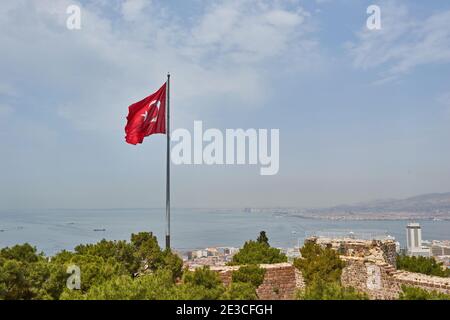 Panoramafoto der Stadt Izmir vom Kadifekale Hügel mit einem Türkische Flagge Stockfoto