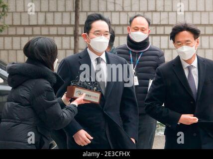 Seoul, Südkorea. Januar 2021. Lee Jae-Yong oder Jay Y Lee (C, 52), stellvertretender Vorsitzender von Samsung Electronics, trifft am Obersten Gerichtshof von Seoul ein, um an einer Anhörung zur Verurteilung teilzunehmen. Das Oberste Gericht in Seoul verurteilte den Samsung-Erben am Montag in einem erneuten Verfahren gegen einen Bestechungsfall, an dem der ehemalige südkoreanische Präsident Park Geun-Hye beteiligt war, zu zweieinhalb Jahren Gefängnis und befahl ihm, ins Gefängnis zurückzukehren. Kredit: SOPA Images Limited/Alamy Live Nachrichten Stockfoto