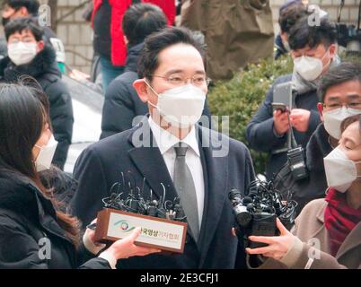 Seoul, Südkorea. Januar 2021. Lee Jae-Yong oder Jay Y Lee (C, 52), stellvertretender Vorsitzender von Samsung Electronics, trifft am Obersten Gerichtshof von Seoul ein, um an einer Anhörung zur Verurteilung teilzunehmen. Das Oberste Gericht in Seoul verurteilte den Samsung-Erben am Montag in einem erneuten Verfahren gegen einen Bestechungsfall, an dem der ehemalige südkoreanische Präsident Park Geun-Hye beteiligt war, zu zweieinhalb Jahren Gefängnis und befahl ihm, ins Gefängnis zurückzukehren. Kredit: SOPA Images Limited/Alamy Live Nachrichten Stockfoto