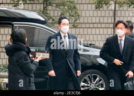 Seoul, Südkorea. Januar 2021. Lee Jae-Yong oder Jay Y Lee (C, 52), stellvertretender Vorsitzender von Samsung Electronics, trifft am Obersten Gerichtshof von Seoul ein, um an einer Anhörung zur Verurteilung teilzunehmen. Das Oberste Gericht in Seoul verurteilte den Samsung-Erben am Montag in einem erneuten Verfahren gegen einen Bestechungsfall, an dem der ehemalige südkoreanische Präsident Park Geun-Hye beteiligt war, zu zweieinhalb Jahren Gefängnis und befahl ihm, ins Gefängnis zurückzukehren. Kredit: SOPA Images Limited/Alamy Live Nachrichten Stockfoto