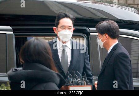 Seoul, Südkorea. Januar 2021. Lee Jae-Yong oder Jay Y Lee (52), stellvertretender Vorsitzender von Samsung Electronics, kommen vor das hohe Gericht in Seoul, um an einer Urteilsverhandlung teilzunehmen. Das Oberste Gericht in Seoul verurteilte den Samsung-Erben am Montag in einem erneuten Verfahren gegen einen Bestechungsfall, an dem der ehemalige südkoreanische Präsident Park Geun-Hye beteiligt war, zu zweieinhalb Jahren Gefängnis und befahl ihm, ins Gefängnis zurückzukehren. Kredit: SOPA Images Limited/Alamy Live Nachrichten Stockfoto