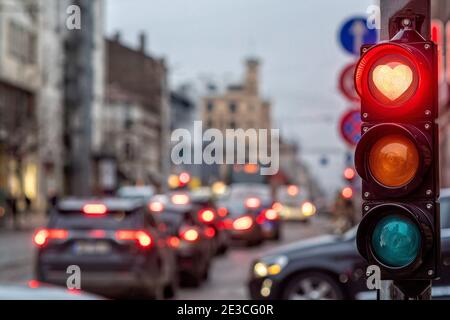 Eine Stadtkreuzung mit Semaphore, Ampel mit roter Herzform in Semaphore, Valentinstag-Konzept Stockfoto