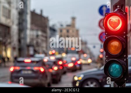 Eine Stadtkreuzung mit Semaphore, Ampel mit roter Herzform in Semaphore, Valentinstag-Konzept Stockfoto